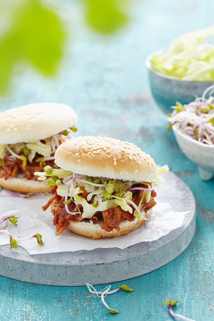 Veganer Burger mit Pulled Jackfruit und Sprossen