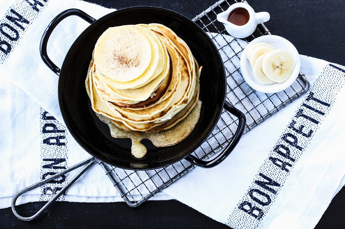 Pancakes mit Ahornsirup und Banane