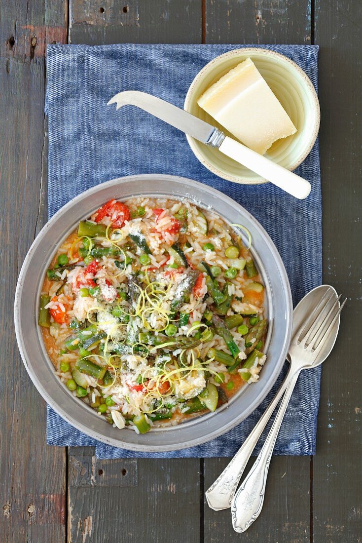 Risotto with courgette, asparagus, green peas and tomatoes