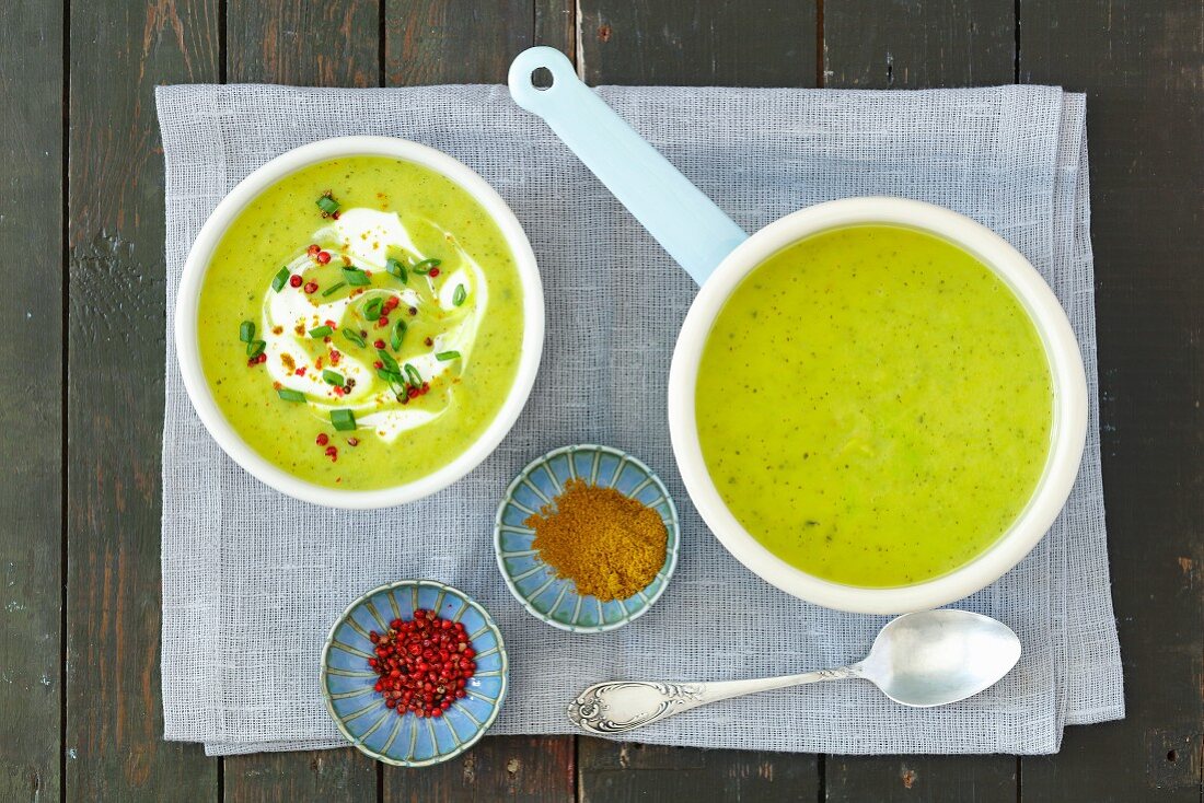 Courgette cream soup with curry