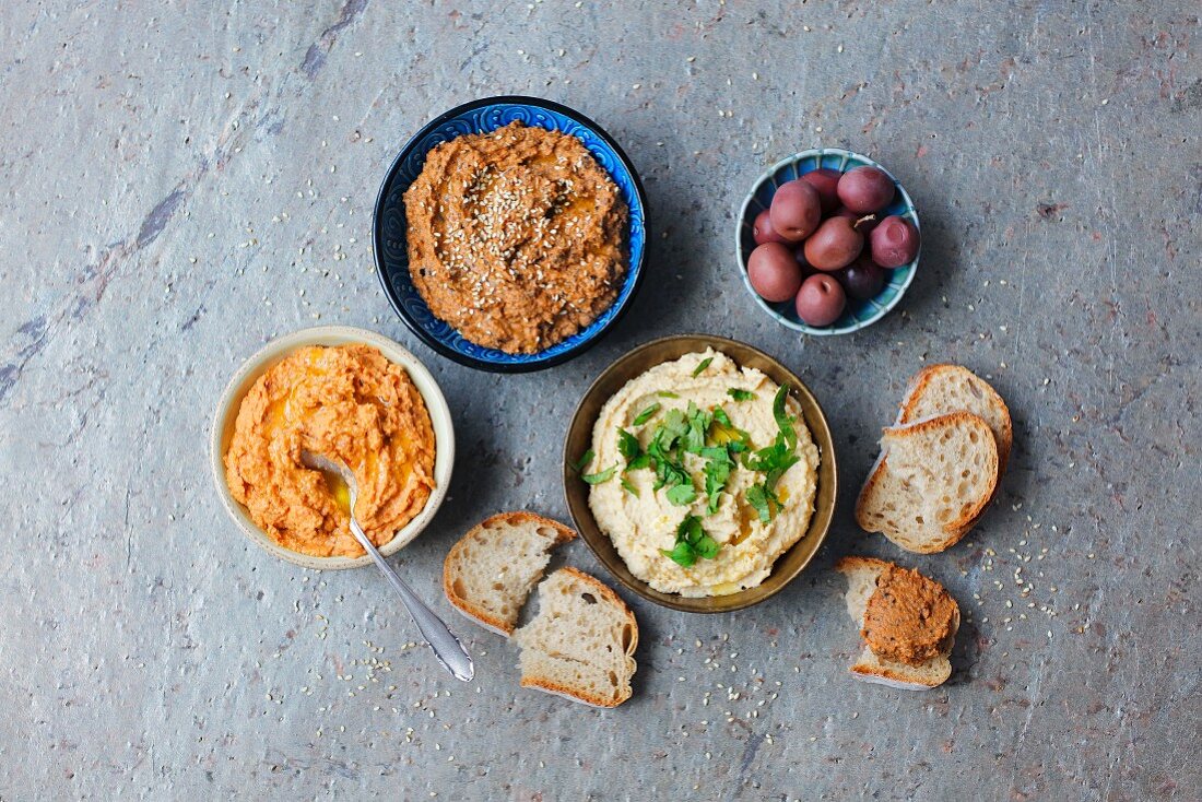 Hummus - traditionell, mit getrockneten Tomaten, mit getrockneten Tomaten und schwarzen Oliven