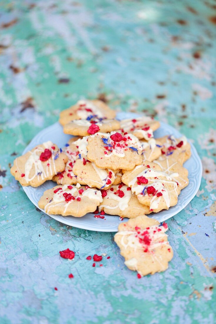 Biscuits with white chocolate and dried raspberries