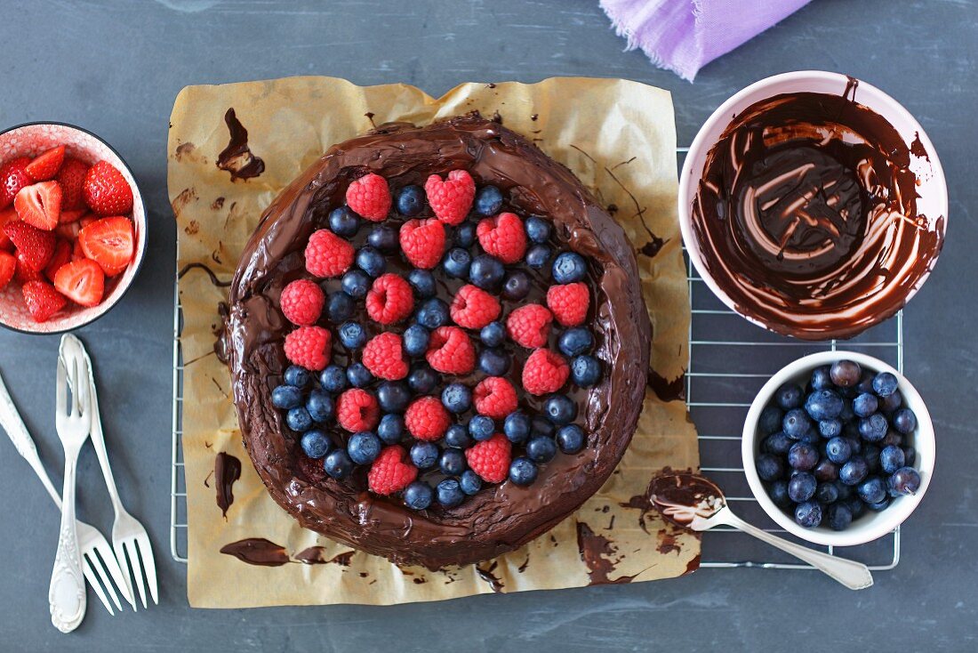 Kidneybohnen-Brownie-Kuchen, mehllos und zuckerfrei, mit Beeren