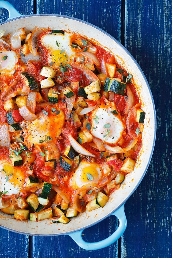 Shakshuka mit Zucchini, Zwiebeln und Tomaten