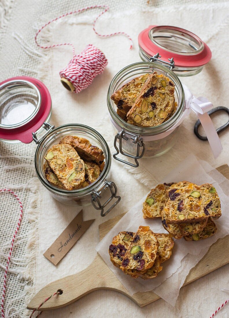 Biscotti mit Cranberries, Aprikosen, Mandeln und Pistazien