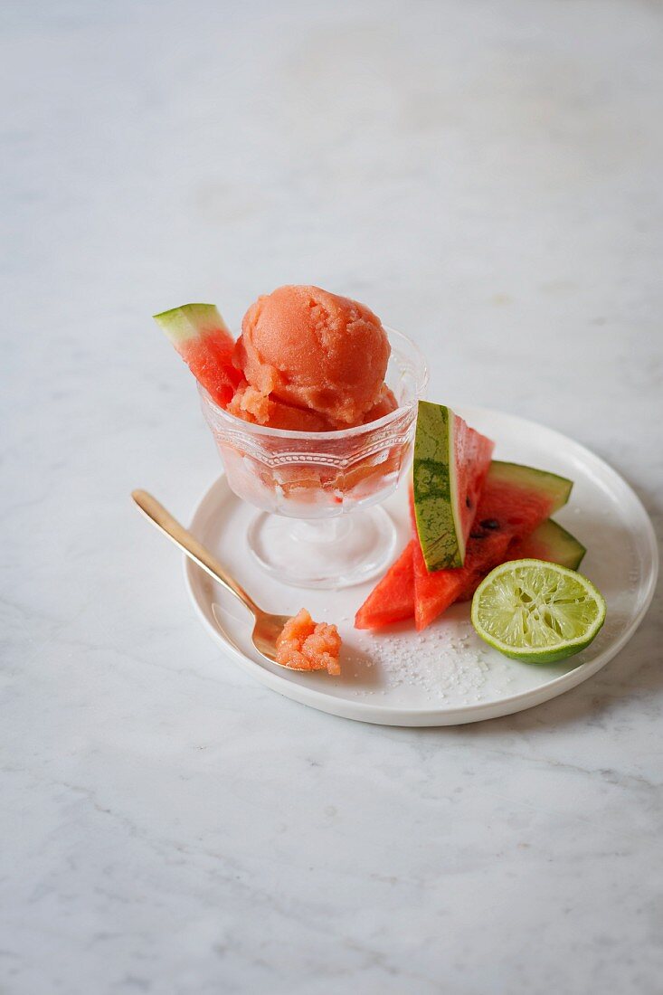 Wassermelonensorbet im Glasschälchen