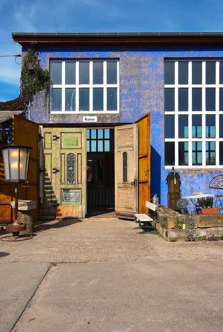 Umgenutztes Fabrikgebäude mit blauer Vintage Fassade