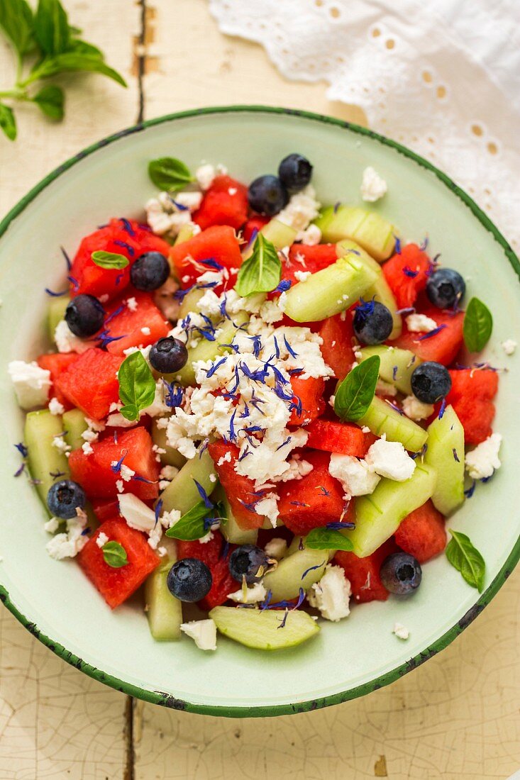 Wassermelonensalat mit Blaubeeren, Feta, Gurke, Basilikum und Kornblumenblüten