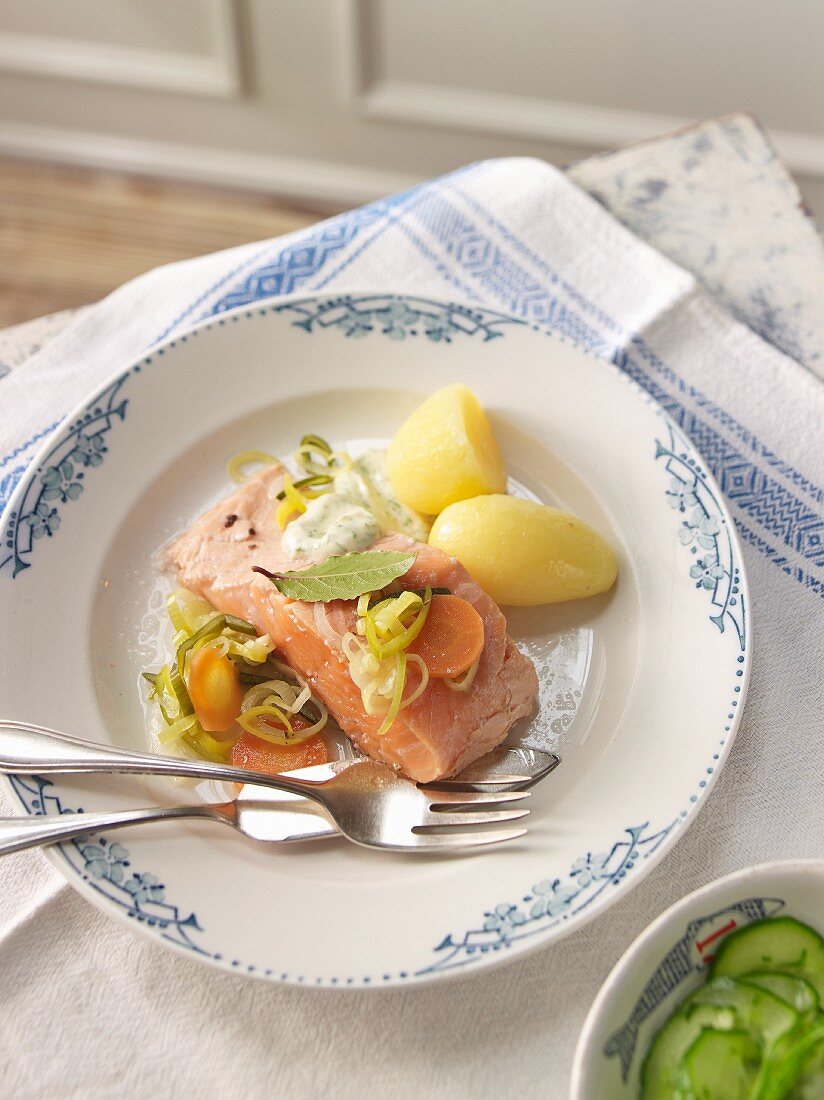 A salmon fillet with leeks, carrots and potatoes