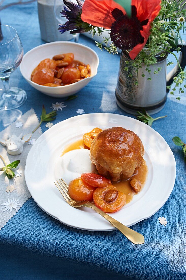 Marsala-Savarin mit Aprikosenkompott und Schlagsahne