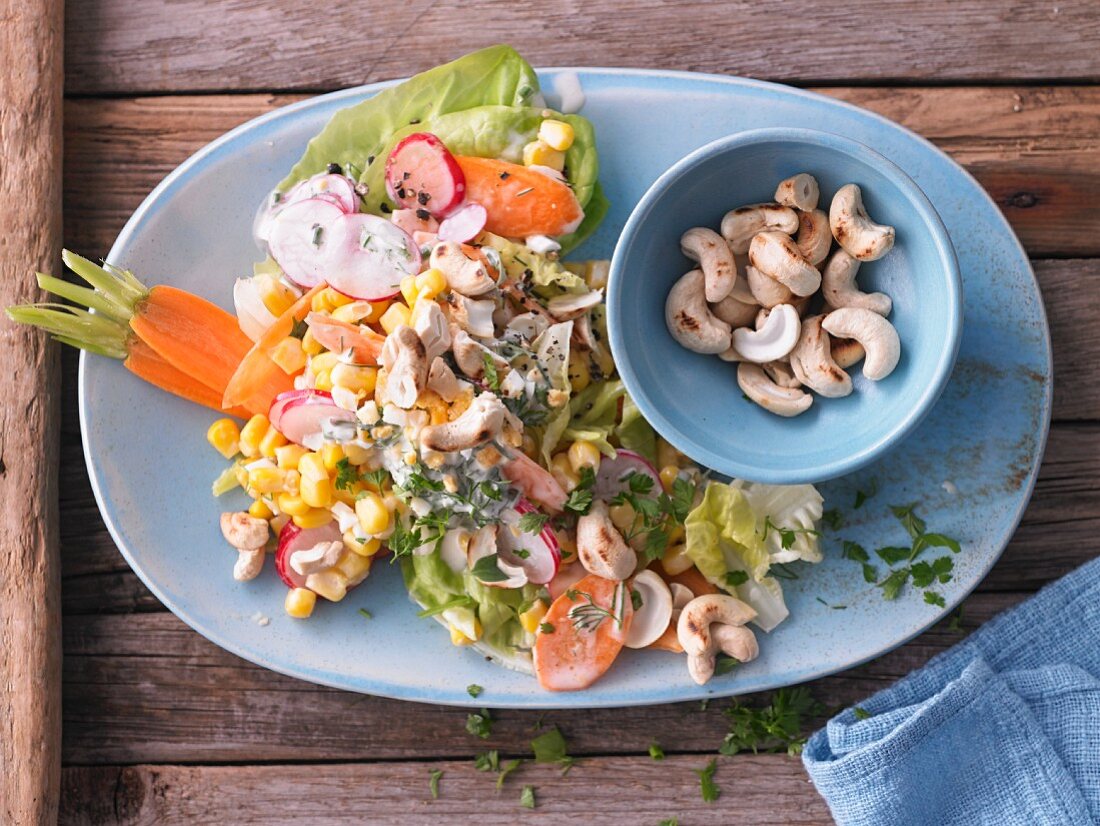 Summer salad with cashew nuts