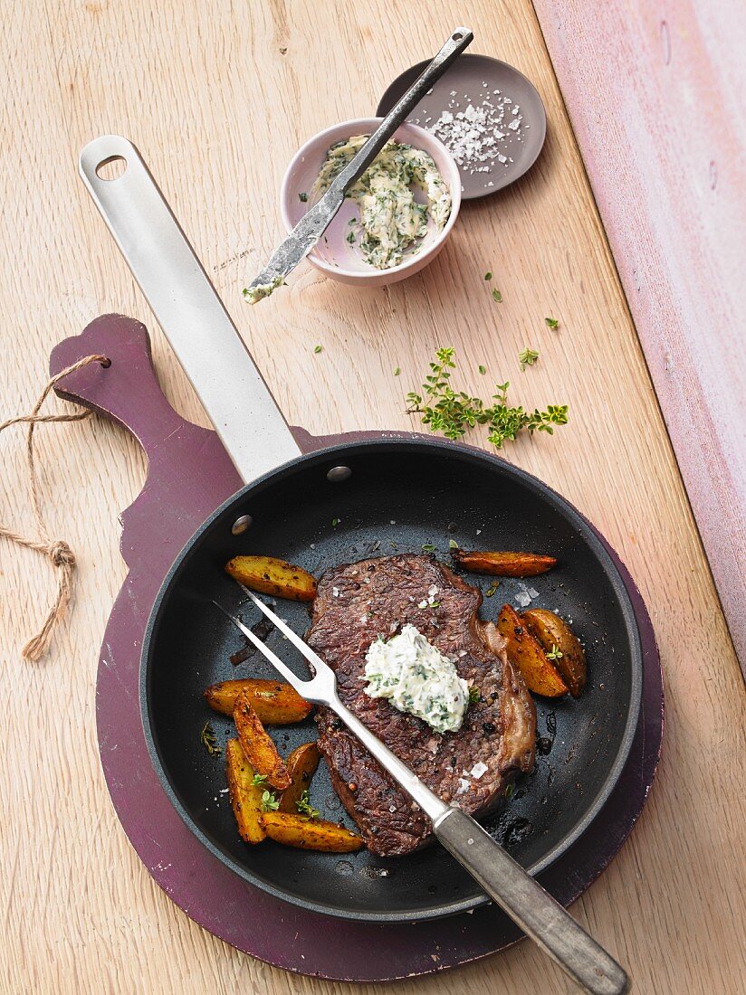 Steak mit Kräuterbutter und Kartoffeln