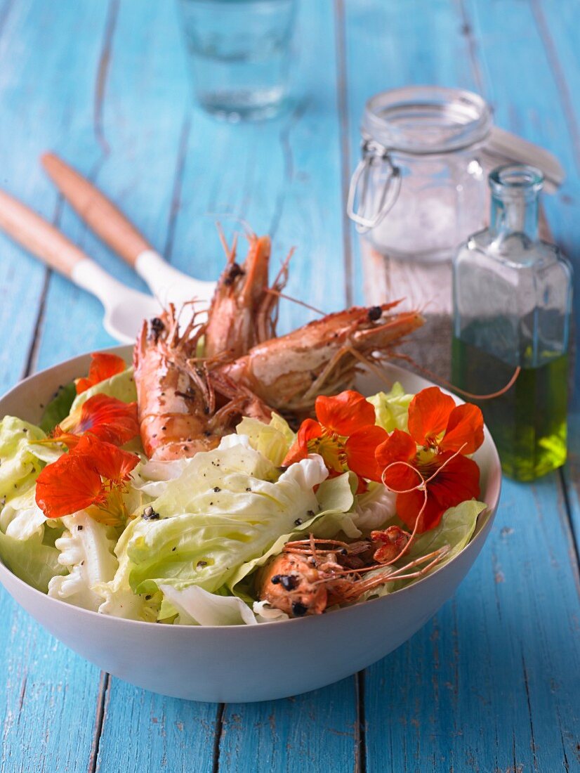 Green salad with shrimps and honey mustard dressing