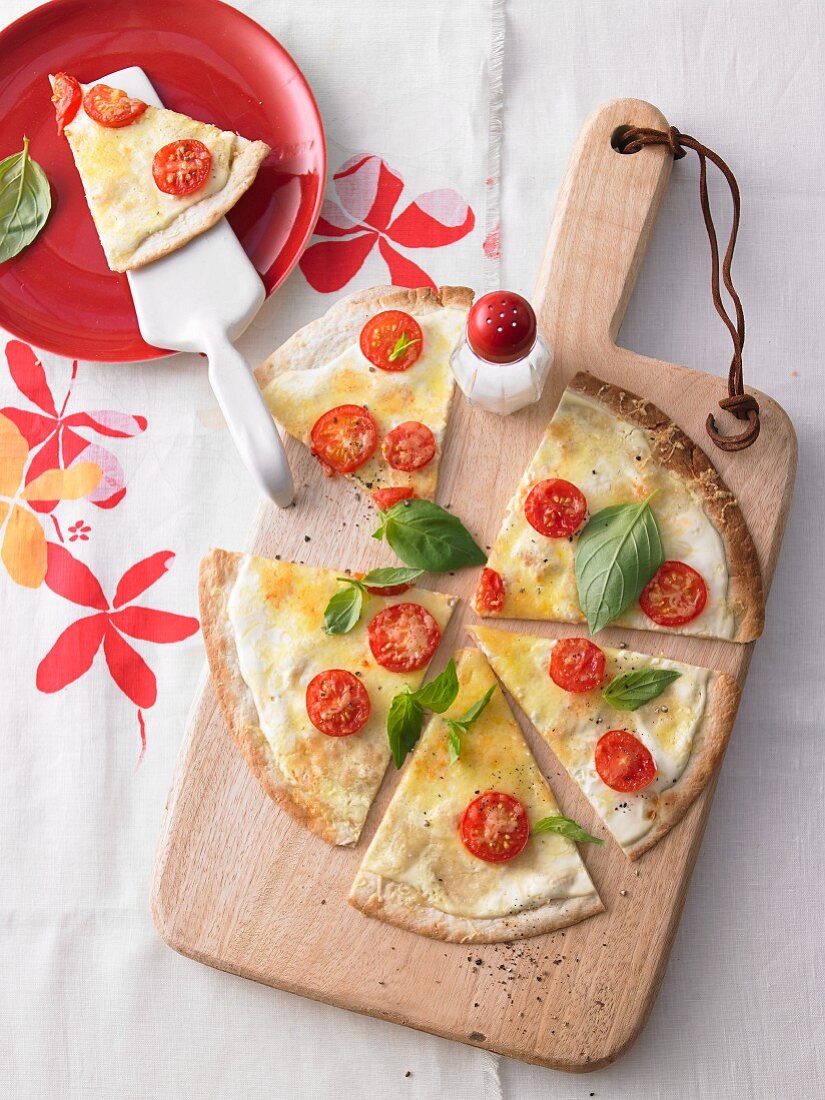 Pizza mit Kirschtomaten und Basilikum