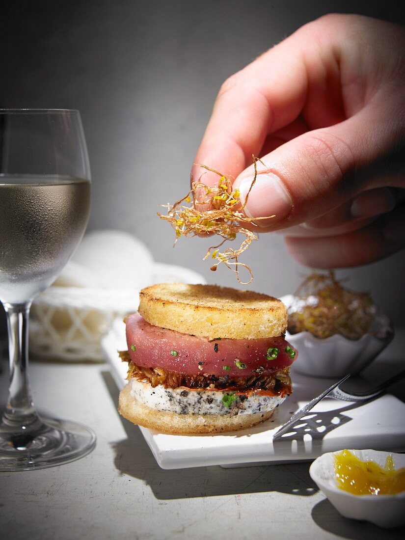 Miniburger mit Thunfisch, Pancetta und Röstzwiebeln