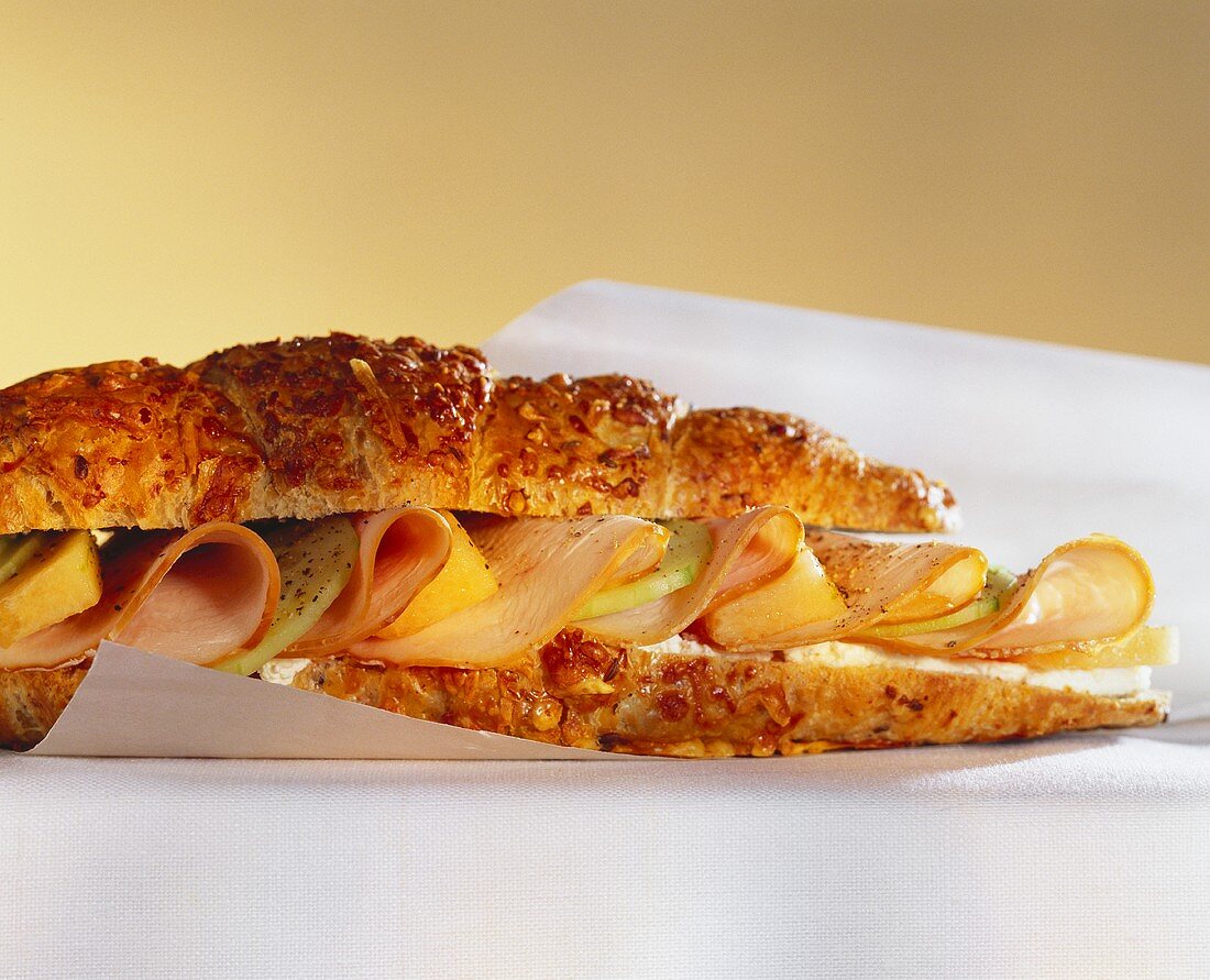 Sandwichbaguette mit Putenschinken, Gurkenscheiben & Ananas