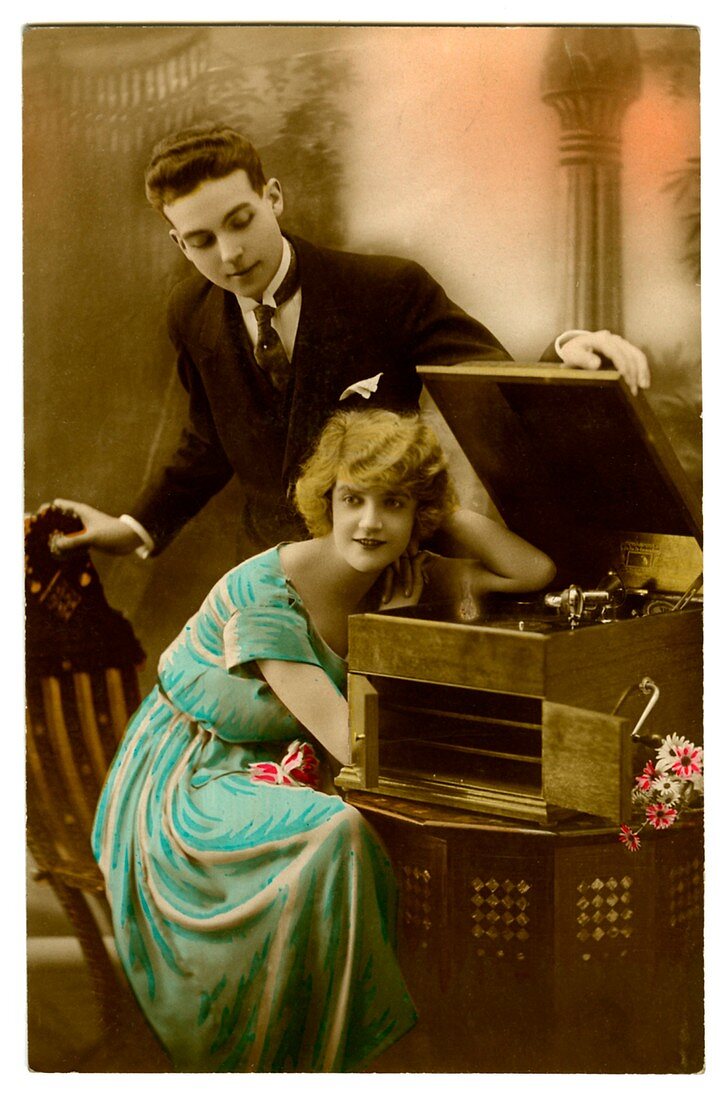 Lovers with gramophone'