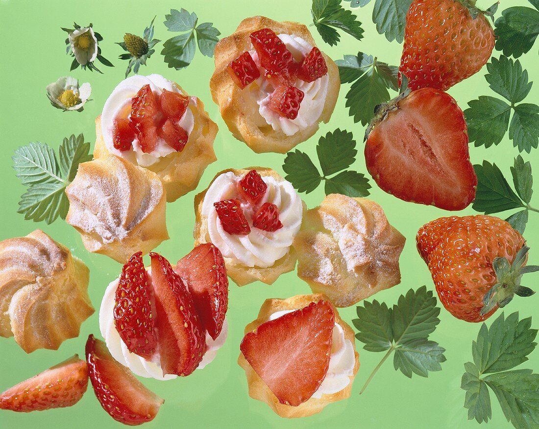 Kleine Windbeutel mit Erdbeeren (Brandteigtörtchen)