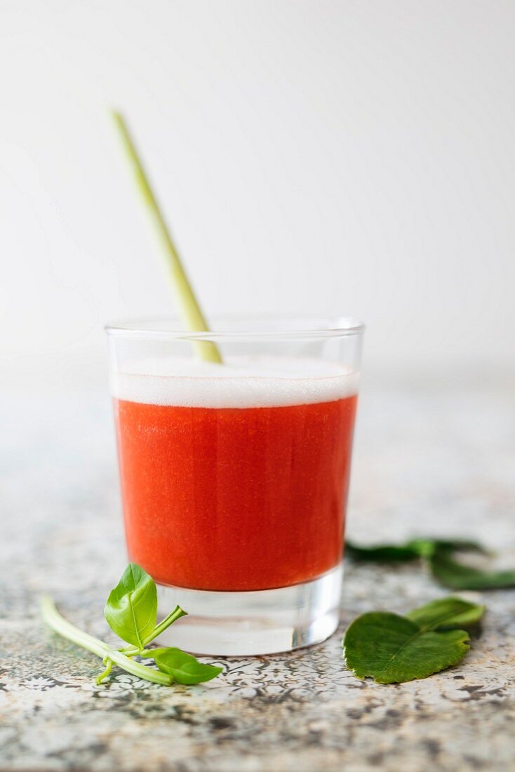 Geeiste Tomatensuppe mit Zitronengras und Noilly Prat