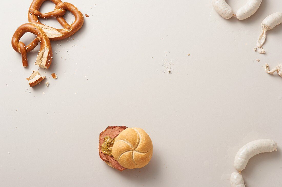 Bayerische Brotzeit: Leberkäsesemmel, Brezel, Weisswurst