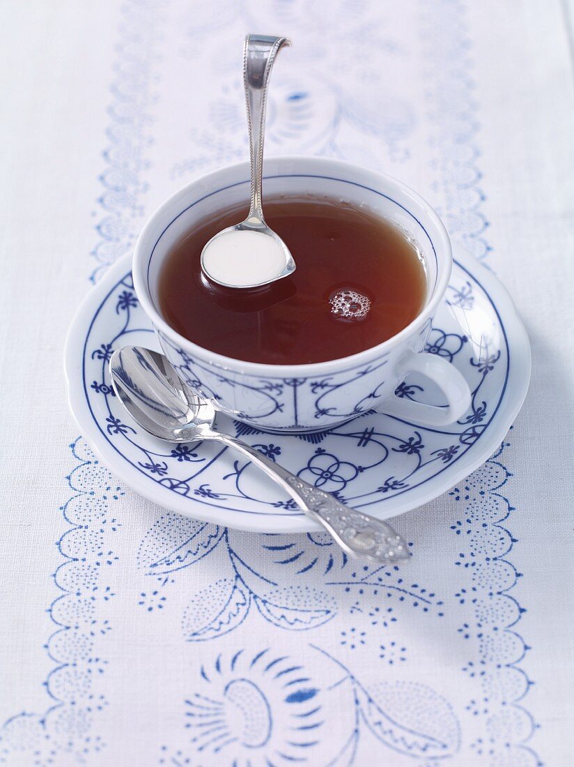 Ostfriesentee zubereiten: Sahne zu dem Tee geben