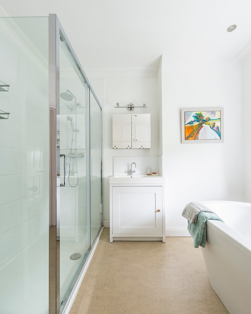 Modernes Bad in Weiß mit langer schmaler Dusche