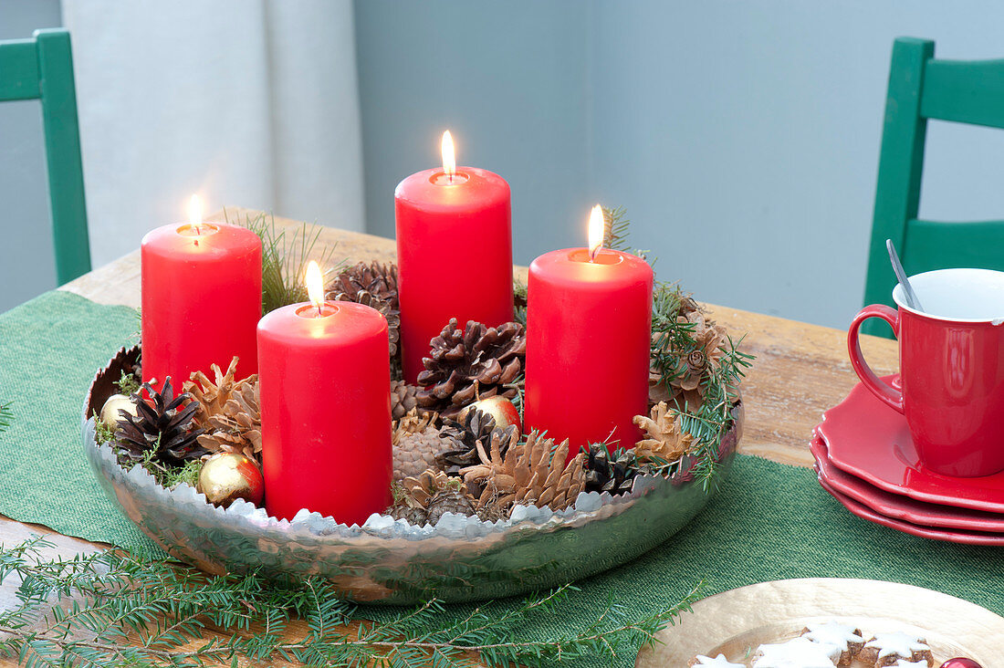 Fast Advent wreath with 4 red candles, cones and gilded apples