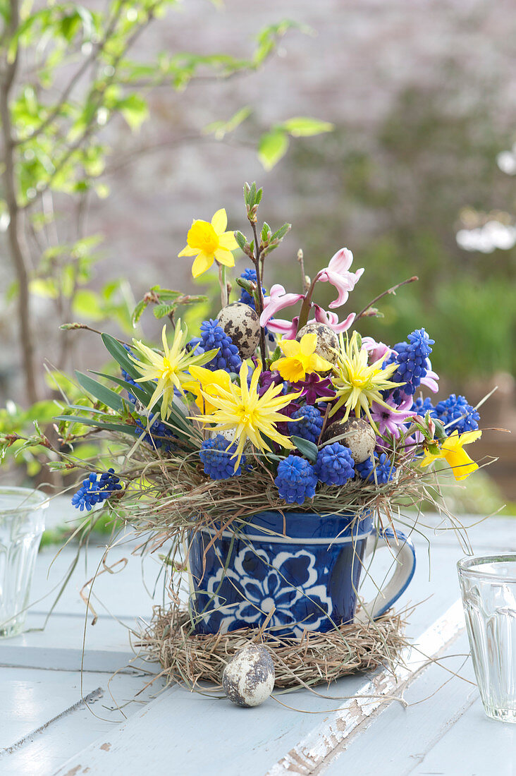 Small bouquet of muscari (grape hyacinth), narcissus