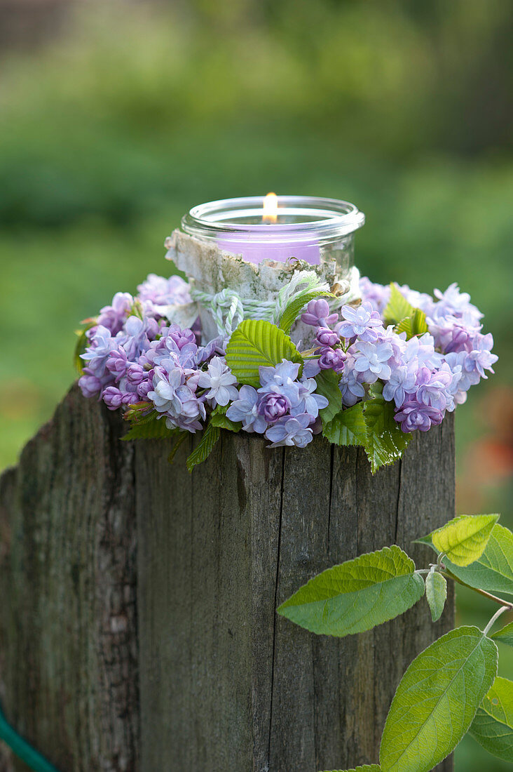 Preserving jar as a lantern with Betula bark, in Syringa wreath