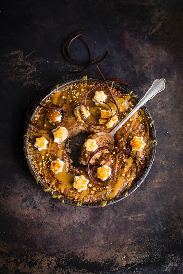 Caramel tart with star-shaped caramelised marshmallows (vegetarian)