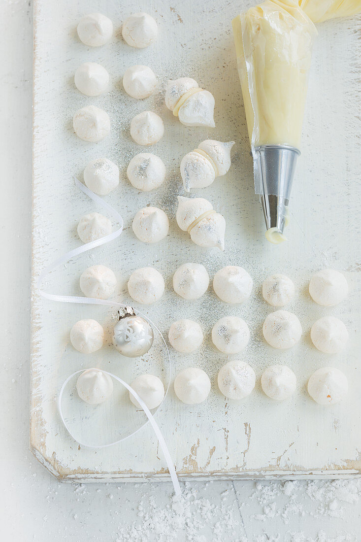 Meringues with ganache (Christmas)