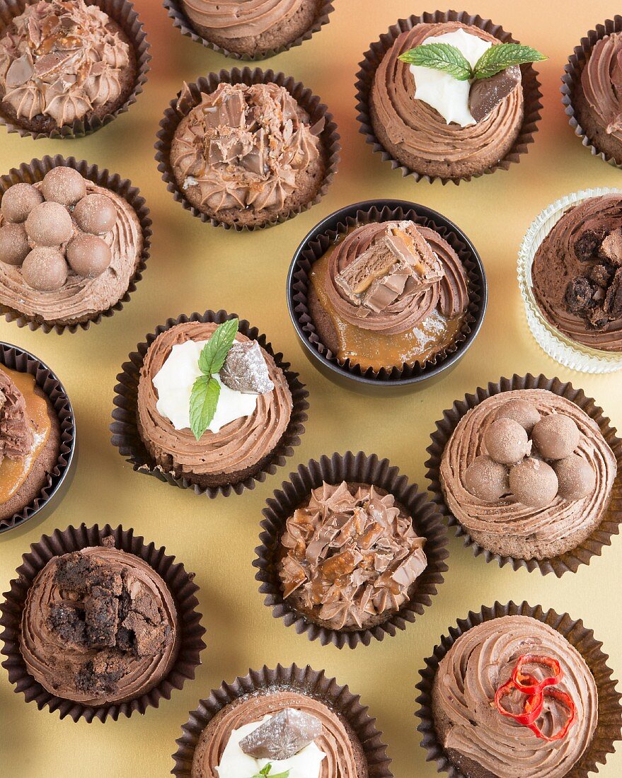 Verschiedene Cupcakes mit Schokoladencreme
