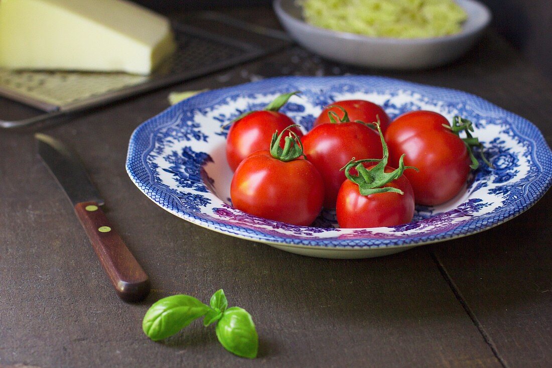 Tomaten in blau-weisser Keramikschüssel
