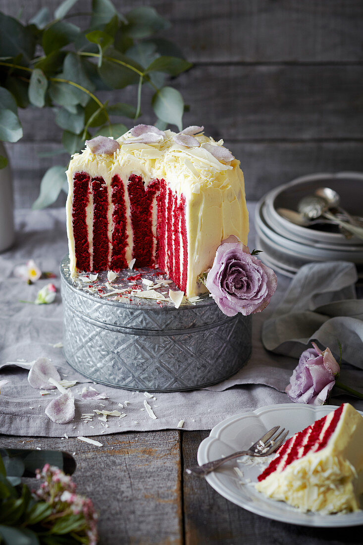 Red Velvet Cake (vertikal geschichtet) mit Frischkäseglasur