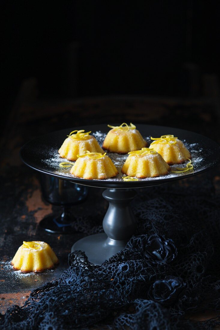 Mini Zitronen-Baba auf Kuchenständer