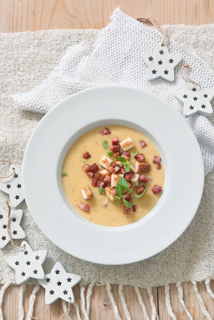 Pea soup with smoked bacon