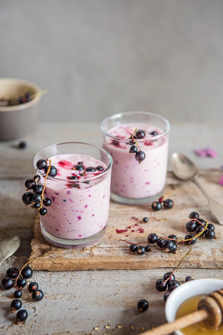 Trinkjoghurt mit schwarzen Johannisbeeren, mit Honig gesüßt