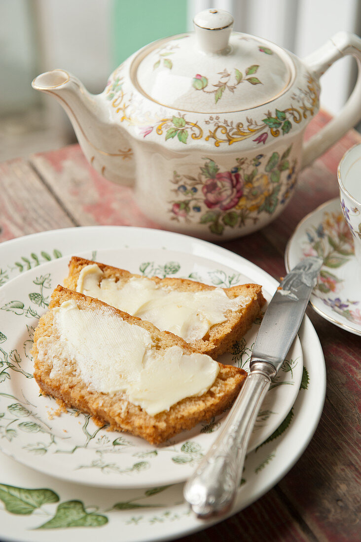 Honigkuchen mit Butter zum Nachmittagstee