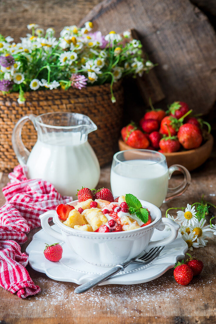 Polish dish leniwe wareniki - cottage cheese dumplings with strawberries