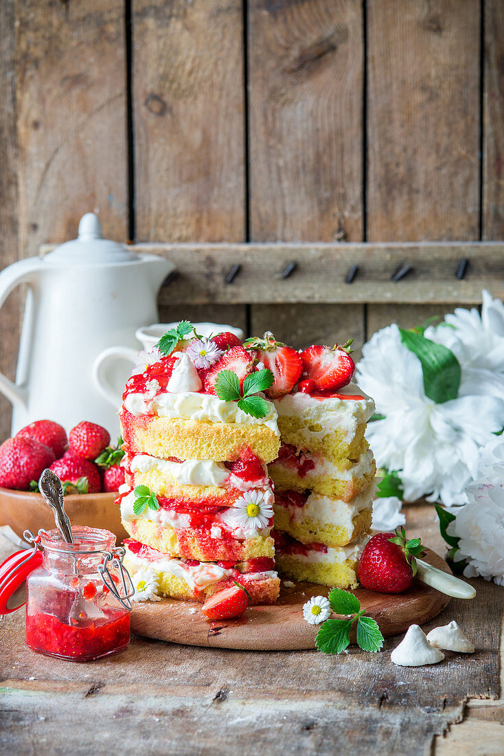 Strawberry cake with vanilla sponge and mascarpone