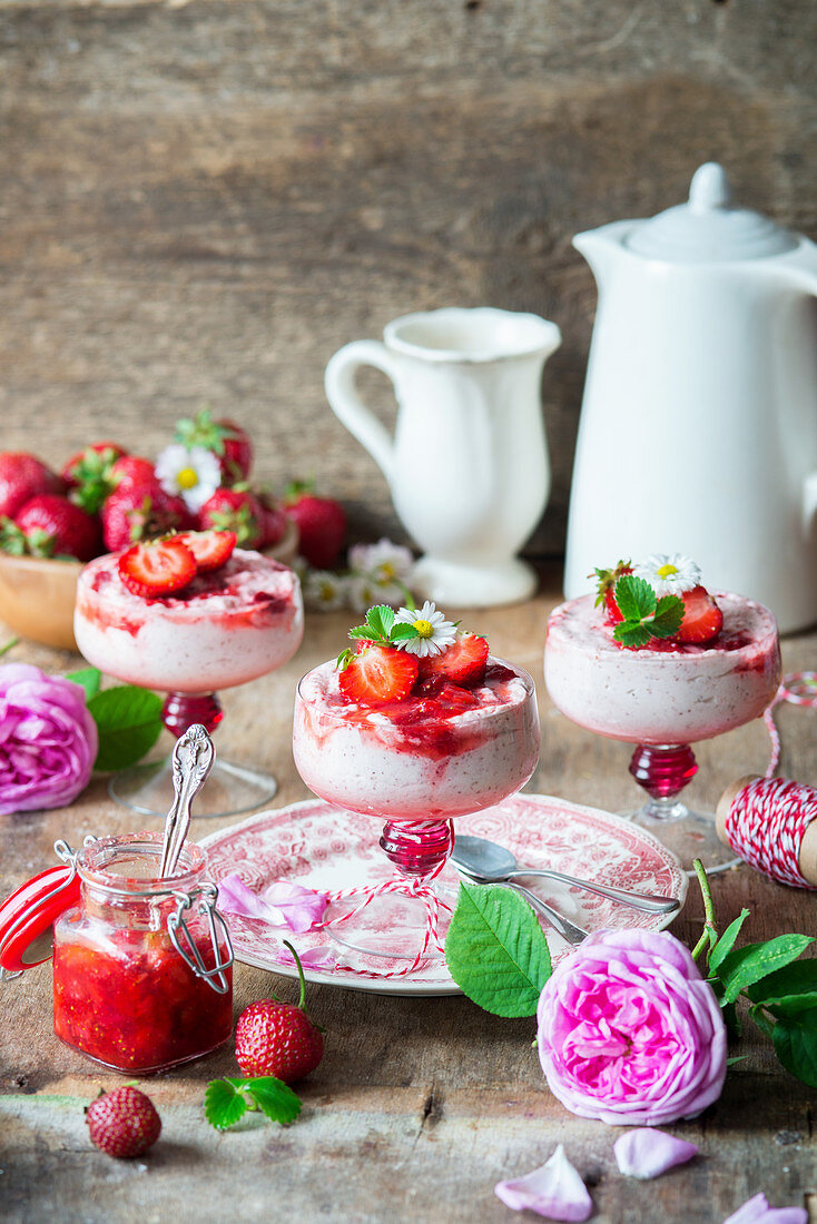 Erdbeermousse mit Gänseblümchen