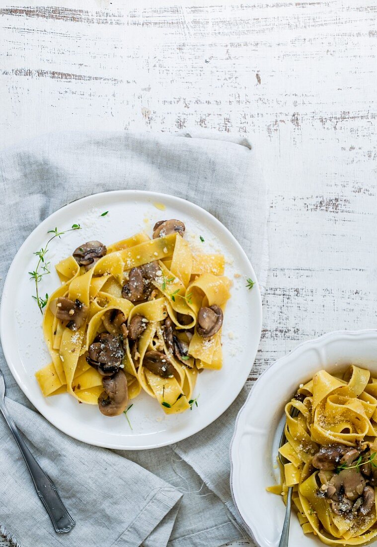 Pappardelle mit Pilzen, Nüssen und Thymian