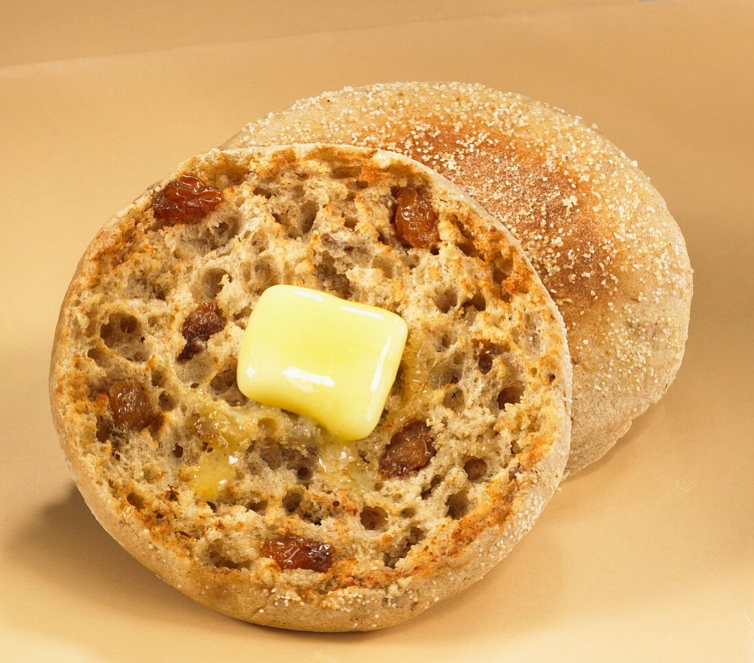 English Muffin mit Zimt, Rosinen und Butter