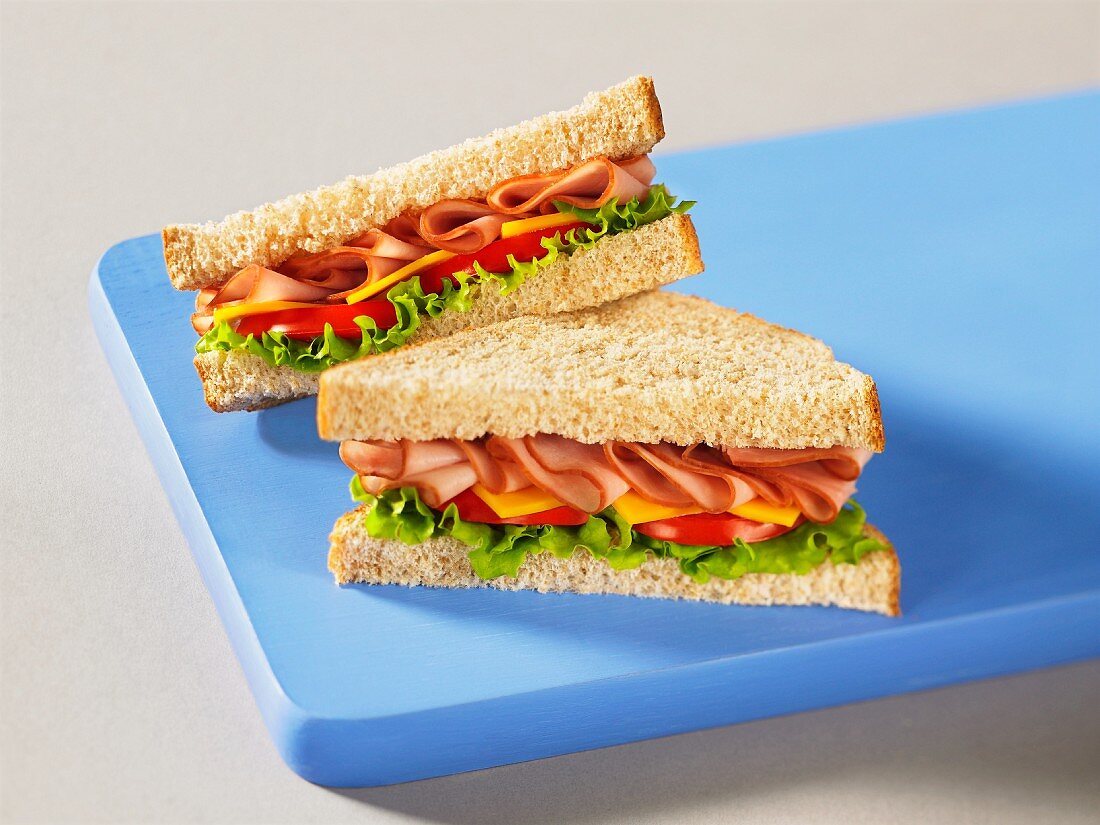 Vollkornbrot-Sandwiches mit Schinken und Käse