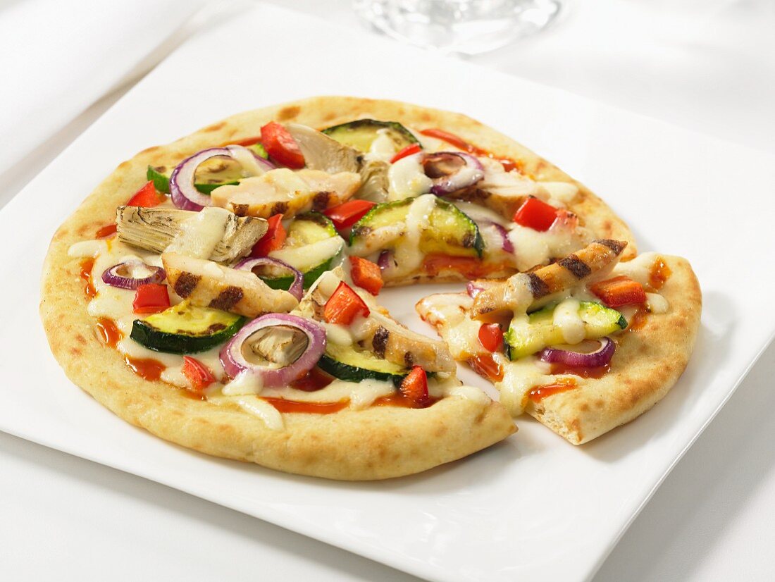Pitabrotpizza mit Hähnchen und Gemüse