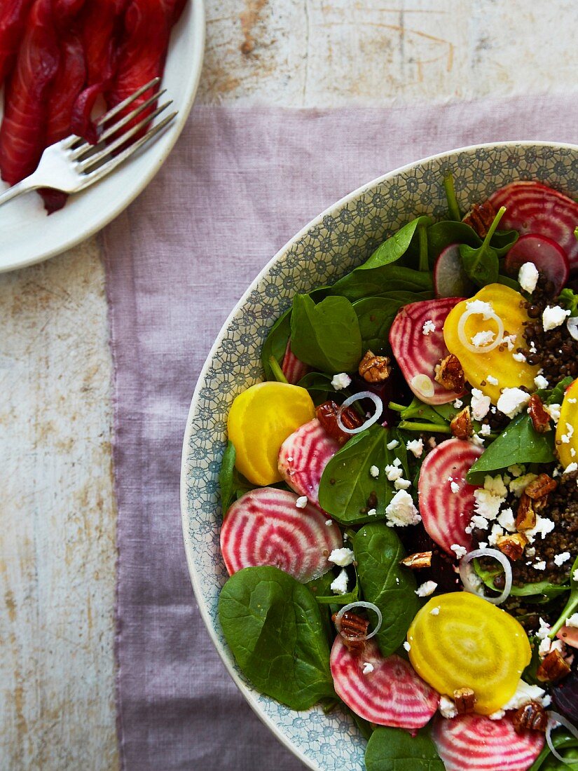 Gemischter Rote-Bete-Salat mit Spinat und gebeiztem Rote-Bete-Lachs
