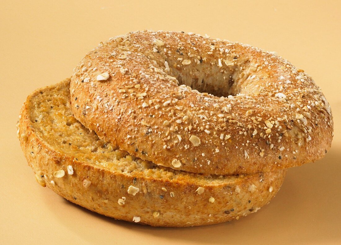 Getoasteter Vollkornbagel, durchgeschnitten