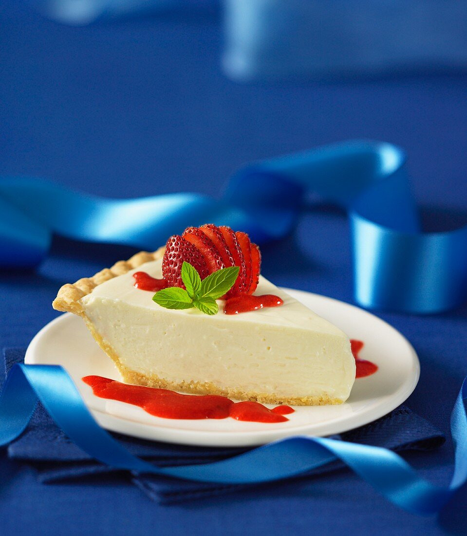 Cream cheese pie with strawberry sauce