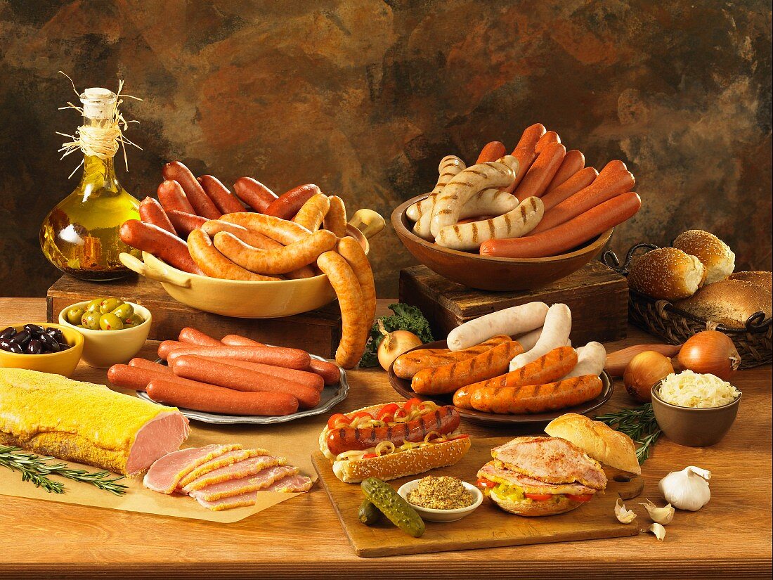 Verschiedene Würstchen, Erbswurst-Bacon und Hotdog