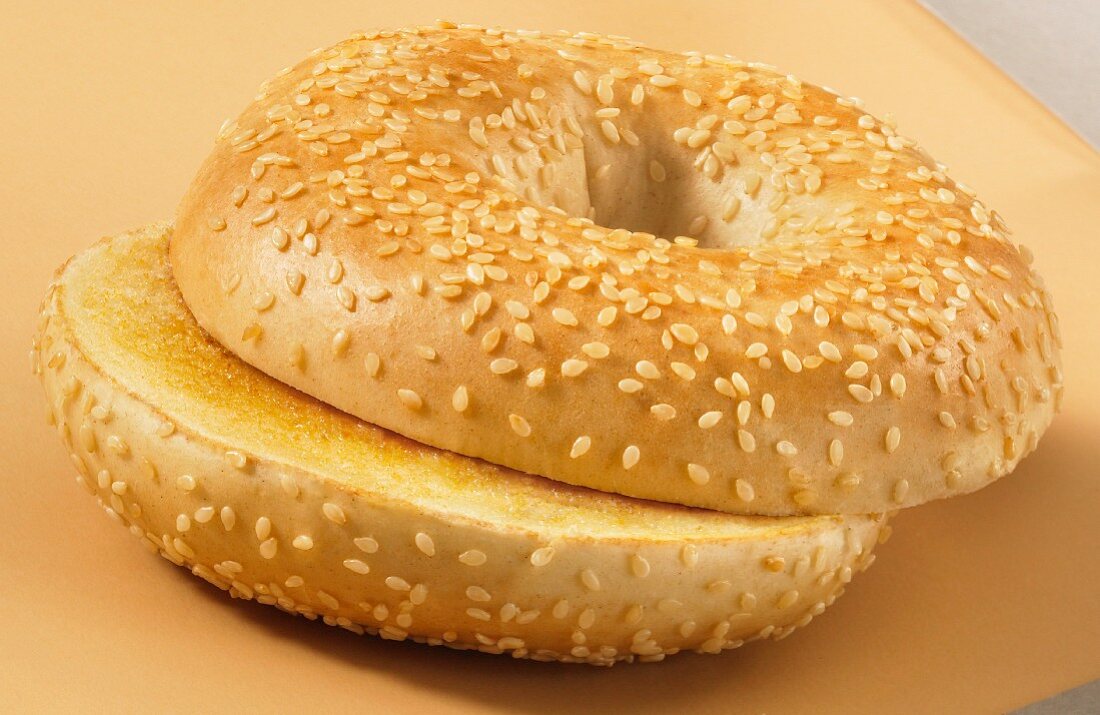 Getoasteter Sesambagel, durchgeschnitten